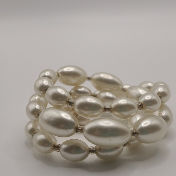 Vintage Costume Pearl 3 Wrap Bracelet Memory Wire - Picture 4 of 4